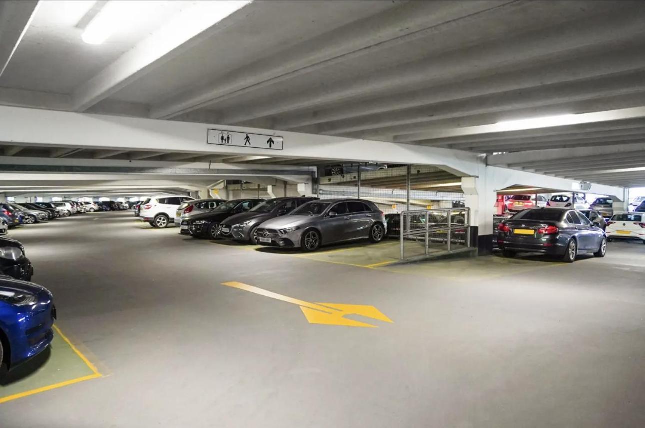 King Deluxe City Apt Large Balcony& Free Parking! Λιντς Εξωτερικό φωτογραφία