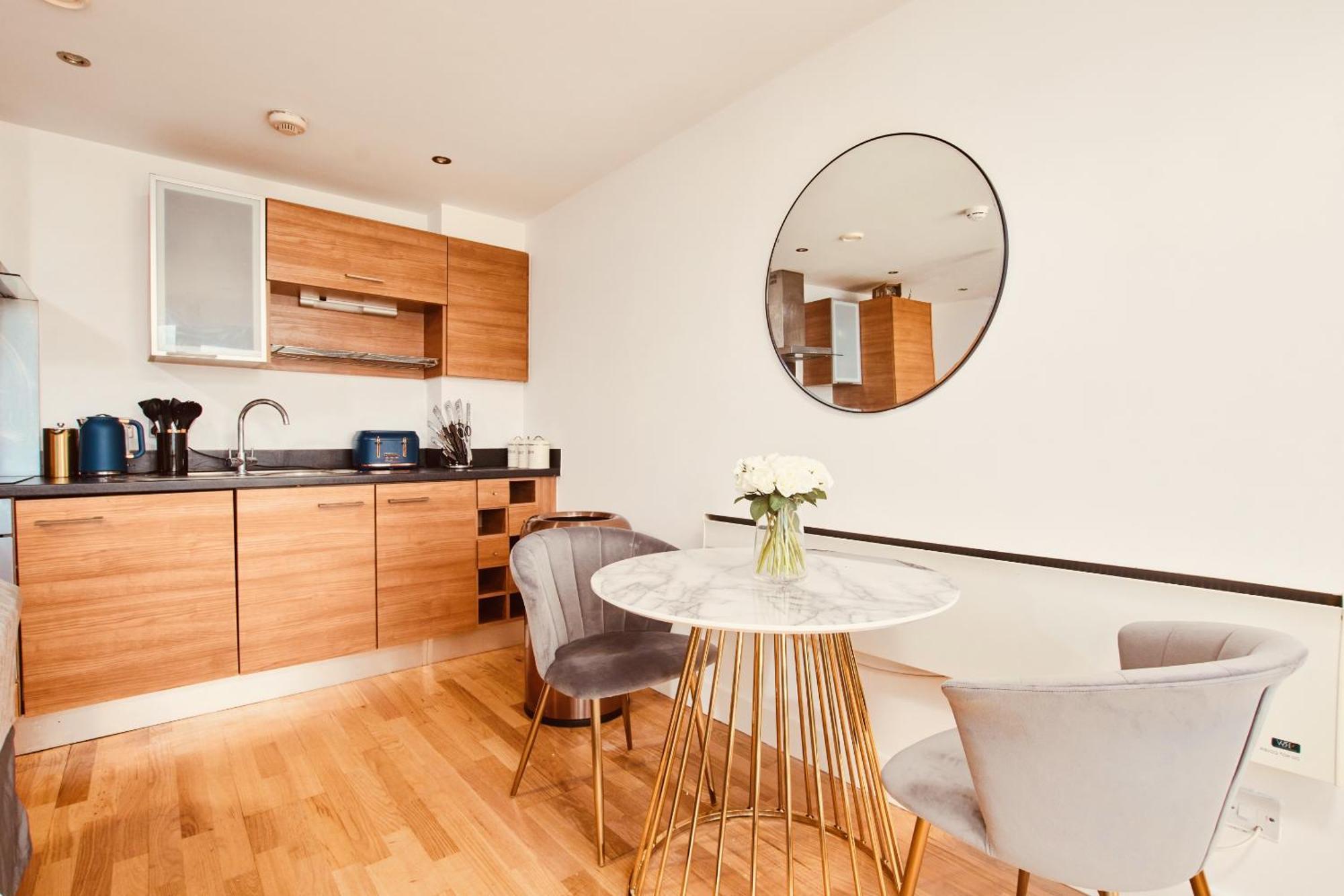 King Deluxe City Apt Large Balcony& Free Parking! Λιντς Εξωτερικό φωτογραφία